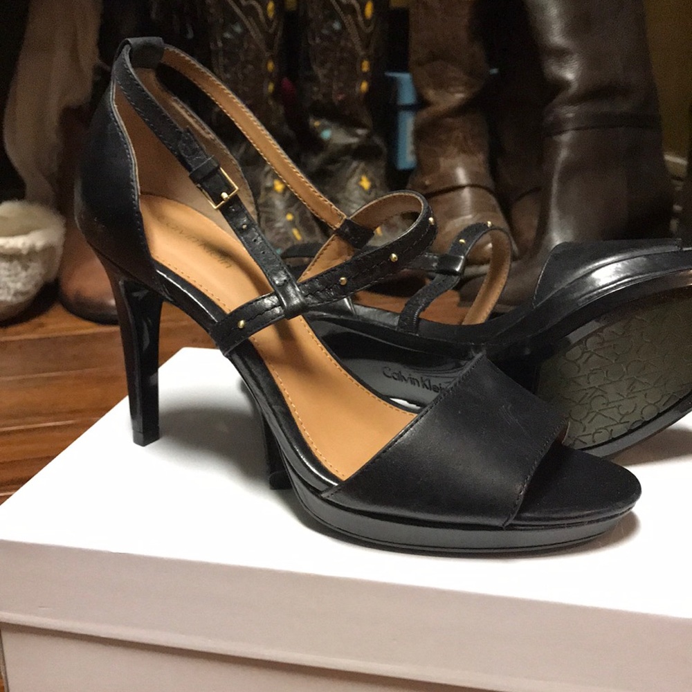 Black heeled sandal